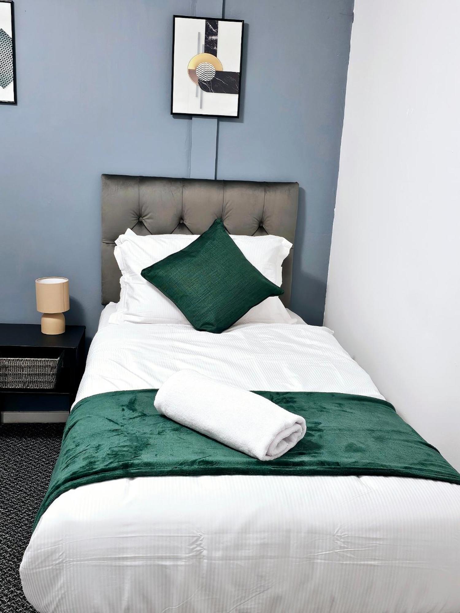 Lushstay Telford - Families, Contractors & Group Of Friends, Long Term Stay ภายนอก รูปภาพ